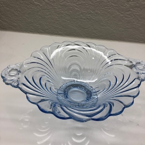 Cuenco con base y asa Cambridge Caprice, color azul claro de luna, vintage