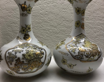 希少な日本の壷 伊万里：日本の磁器の花瓶、青と赤の花柄装飾、1900