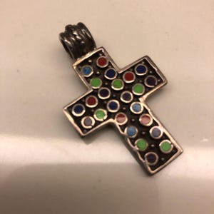 Colgante de cruz de piedra multicolor con incrustaciones en plata de ley