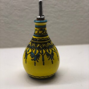 Dispensador de aceite de cerámica, botella de aceite de oliva firmada en la parte inferior, vintage amarilla.