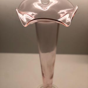 Handgeblazen kunstglazen uitlopende vaas met gegolfde bovenkant helderroze 15,5 inch