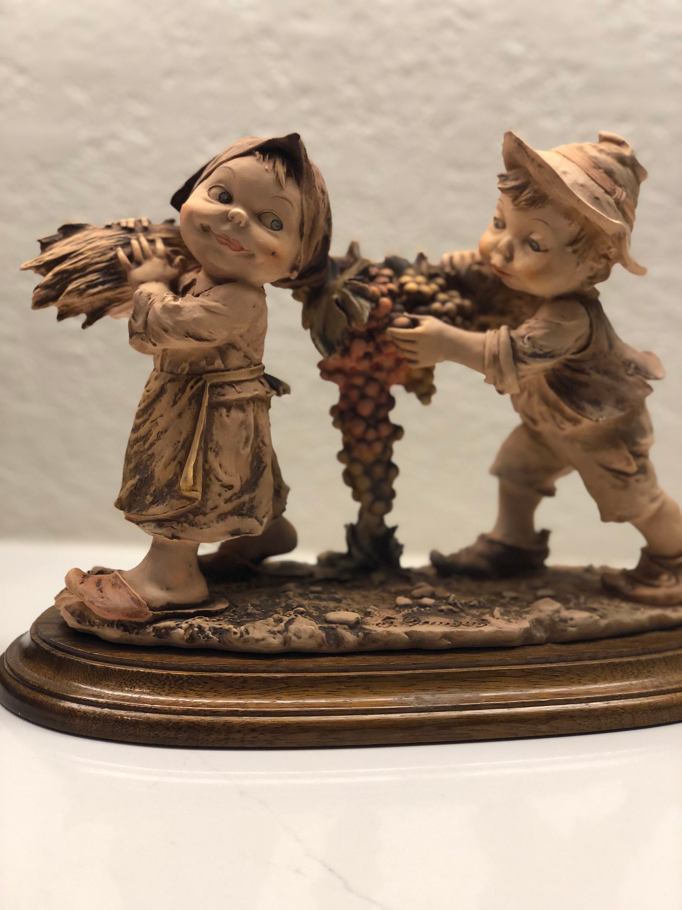 ジュゼッペ・アルマーニ「ガリバーの世界」ブドウを運ぶ少年と少女の