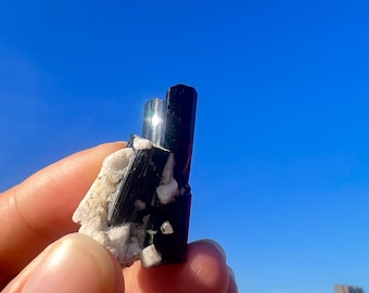 Surowy kryształ czarnego turmalinu: naturalny kamień leczniczy, Pakistan (10,9 g)
