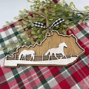 Kentucky Pferd Weihnachtsschmuck mit Pferdeszene Kentucky Ornament für Weihnachten Laser Cut Holzverzierung KY Pferdeverzierung