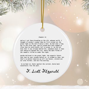 Pu&ograve; includere: Un ornamento in ceramica bianca con un estratto in bianco e nero di "Il Grande Gatsby" di F. Scott Fitzgerald. Il testo recita: "Capitolo IX E mentre stavo seduto l&igrave;, a rimuginare sul vecchio mondo sconosciuto, ho pensato alla meraviglia di Gatsby quando ha visto per la prima volta la luce verde alla fine del molo di Daisy. Aveva percorso una lunga strada fino a questo prato blu, e il suo sogno doveva sembrargli cos&igrave; vicino che non poteva non afferrarlo. Non sapeva che era gi&agrave; alle sue spalle, da qualche parte indietro, in quella vasta oscurit&agrave; oltre la citt&agrave;, dove i campi oscuri della repubblica si estendevano sotto la notte. Gatsby credeva nella luce verde, il futuro orgiastico che retrocede anno dopo anno davanti a noi. Ci &egrave; sfuggito allora, ma non importa, domani correremo pi&ugrave; velocemente, allungheremo le braccia pi&ugrave; lontano. E una bella mattina - Cos&igrave; continuiamo a batterci, barche contro la corrente, riportati incessantemente nel passato. F. Scott Fitzgerald"