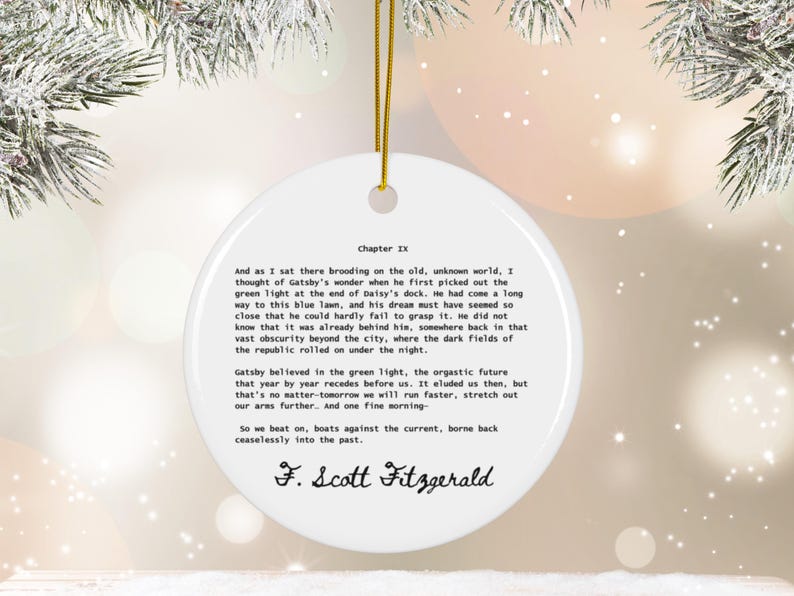 Pu&ograve; includere: Un ornamento in ceramica bianca con un estratto in bianco e nero di "Il Grande Gatsby" di F. Scott Fitzgerald. Il testo recita: "Capitolo IX E mentre stavo seduto l&igrave;, a rimuginare sul vecchio mondo sconosciuto, ho pensato alla meraviglia di Gatsby quando ha visto per la prima volta la luce verde alla fine del molo di Daisy. Aveva percorso una lunga strada fino a questo prato blu, e il suo sogno doveva sembrargli cos&igrave; vicino che non poteva non afferrarlo. Non sapeva che era gi&agrave; alle sue spalle, da qualche parte indietro, in quella vasta oscurit&agrave; oltre la citt&agrave;, dove i campi oscuri della repubblica si estendevano sotto la notte. Gatsby credeva nella luce verde, il futuro orgiastico che retrocede anno dopo anno davanti a noi. Ci &egrave; sfuggito allora, ma non importa, domani correremo pi&ugrave; velocemente, allungheremo le braccia pi&ugrave; lontano. E una bella mattina - Cos&igrave; continuiamo a batterci, barche contro la corrente, riportati incessantemente nel passato. F. Scott Fitzgerald"