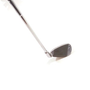Könnte beinhalten: Ein silberner Golfschläger mit einem schwarzen Graphitschaft und einem schwarzen Schlägerkopf.