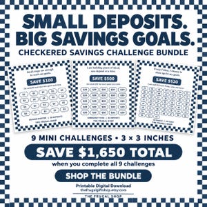Puede incluir: Un paquete de desafíos de ahorro a cuadros con tres tarjetas imprimibles con bordes azul marino y blancos. Las tarjetas incluyen texto para ahorrar $100, $500 y $520, con espacios para colorear. El paquete mide 7,62 x 7,62 cm para 9 mini desafíos.