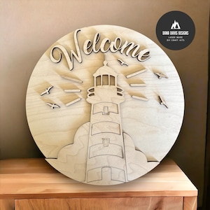 Puede incluir: Un letrero de bienvenida de madera con un faro y la palabra "Bienvenido" en una fuente decorativa. El faro está rodeado de nubes y pájaros volando por encima.