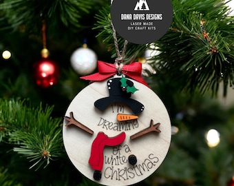 Puede incluir: Adorno navideño de madera con forma de muñeco de nieve con el texto "I'm Dreaming of a White Christmas". El muñeco de nieve lleva un sombrero negro, una bufanda roja y tiene una nariz de zanahoria.