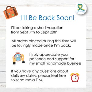 Puede incluir: Un letrero informativo blanco con texto azul que dice I'll Be Back Soon! y detalles sobre unas vacaciones del 7 al 20 de septiembre. El gr&aacute;fico incluye un icono de maleta marr&oacute;n, un logotipo de Hearty Heart, un bastidor de bordado y un reloj rojo.