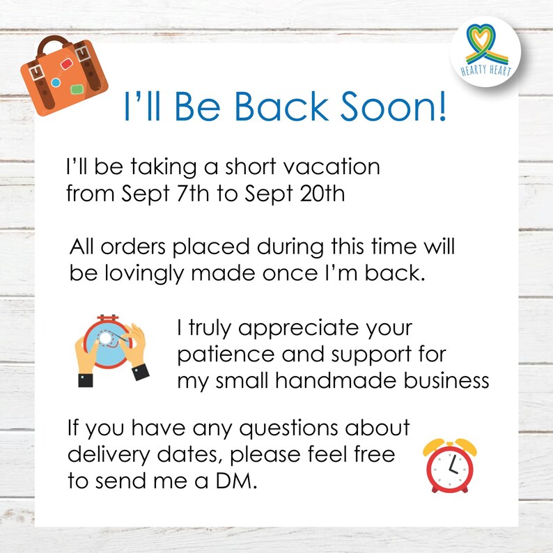 Puede incluir: Un letrero informativo blanco con texto azul que dice I'll Be Back Soon! y detalles sobre unas vacaciones del 7 al 20 de septiembre. El gr&aacute;fico incluye un icono de maleta marr&oacute;n, un logotipo de Hearty Heart, un bastidor de bordado y un reloj rojo.