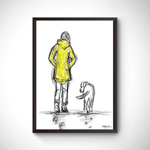Op de afbeelding: Zwart-wit schetskunstprint van een persoon in een gele jas en een hond. De persoon staat met de rug naar de kijker, handen achter de rug. De hond loopt weg. Het kunstwerk is ingelijst in een zwart frame.
