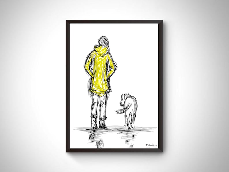 Op de afbeelding: Zwart-wit schetskunstprint van een persoon in een gele jas en een hond. De persoon staat met de rug naar de kijker, handen achter de rug. De hond loopt weg. Het kunstwerk is ingelijst in een zwart frame.