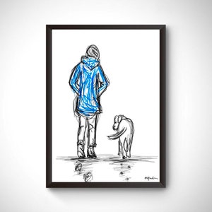 Op de afbeelding: Een ingelijste kunstdruk met een schets van een persoon in een blauwe jas en een hond. Het kunstwerk is in zwart-wit met blauwe accenten en toont een ontspannen buitensc&egrave;ne. De hond kijkt naar de persoon.