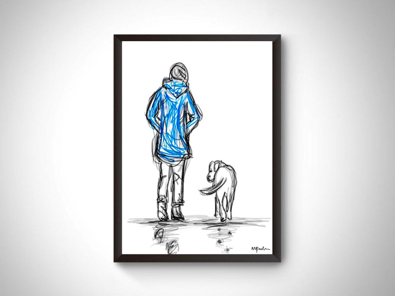 Op de afbeelding: Een ingelijste kunstdruk met een schets van een persoon in een blauwe jas en een hond. Het kunstwerk is in zwart-wit met blauwe accenten en toont een ontspannen buitensc&egrave;ne. De hond kijkt naar de persoon.