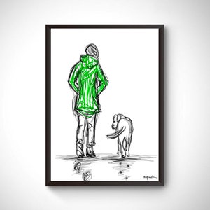Op de afbeelding: Zwartgelijste kunstdruk met een schets van een persoon in een groene jas en een hond. De persoon staat met de rug naar de kijker, handen achter de rug. De hond kijkt terug. Het kunstwerk staat op een witte achtergrond.