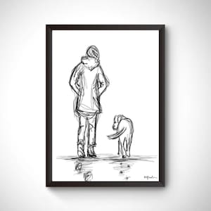 Op de afbeelding: Zwart-wit schets kunstafdruk van een persoon en een hond. De persoon draagt een capuchonjas en een spijkerbroek. De hond kijkt achterom. Het kunstwerk is ingelijst in een zwart frame.