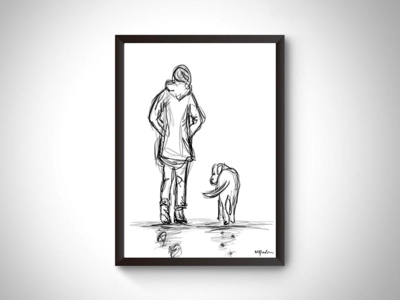 Op de afbeelding: Zwart-wit schets kunstafdruk van een persoon en een hond. De persoon draagt een capuchonjas en een spijkerbroek. De hond kijkt achterom. Het kunstwerk is ingelijst in een zwart frame.