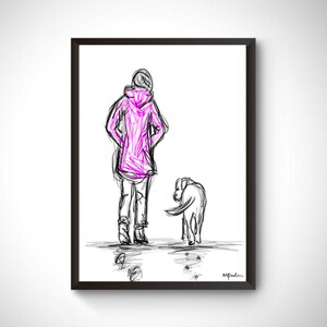 Op de afbeelding: Zwart omlijste kunstdruk met een schets van een persoon in een roze hoodie en een hond. De hond kijkt weg. Het kunstwerk gebruikt zwarte en roze lijnen op een witte achtergrond, in een minimalistische stijl.