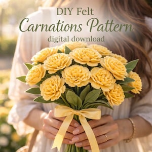 Puede incluir: Un ramo de claveles de fieltro amarillo con hojas verdes, atado con una cinta amarilla. El texto "DIY Felt Carnations Pattern digital download" está en la imagen.