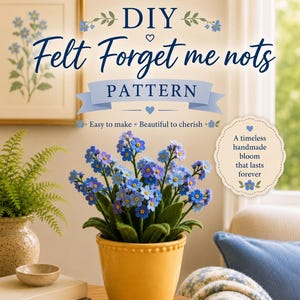 Puede incluir: Una maceta de cerámica amarilla llena de nomeolvides de fieltro, con flores azules y moradas. La imagen incluye el texto "DIY Felt Forget me nots PATTERN". Una imagen enmarcada de nomeolvides cuelga en la pared.