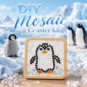 Puede incluir: Un kit de posavasos de mosaico DIY cuadrado con marco de madera y un diseño de pingüino hecho de pequeñas piezas negras, blancas y naranjas. El texto DIY Mosaic Coaster Kit aparece sobre el posavasos en una fuente azul.