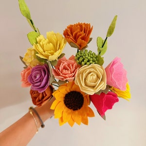 手作りフェルトの花束 - 複数の花のブーケ、ひまわり、デイジー、カーネーション、バラ、アジサイ、完成したブーケ、母の日