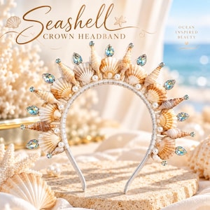 Peut inclure: Un serre-tête orné d'une couronne de coquillages beiges et blancs, de cristaux irisés en forme de goutte et de petites perles blanches. Le texte "Seashell CROWN HEADBAND" et "OCEAN INSPIRED BEAUTY" est visible en haut de l'image.