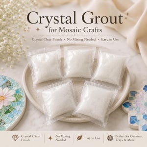 Op de afbeelding: Vijf kleine, doorzichtige plastic zakjes gevuld met witte korrelige Crystal Grout for Mosaic Crafts. De tekst luidt: Crystal Grout for Mosaic Crafts, Crystal Clear Finish, No Mixing Needed, Easy to Use, Perfect for Coasters, Trays & More.