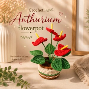 Könnte beinhalten: Ein gehäkelter Anthurien-Blumentopf mit leuchtend roten, herzförmigen Blütenblättern, gelben Kolben und strukturierten grünen Blättern. Die Pflanze steht in einem kleinen, runden, braun-cremefarben gestreiften Topf. Text: Crochet Anthurium flowerpot.