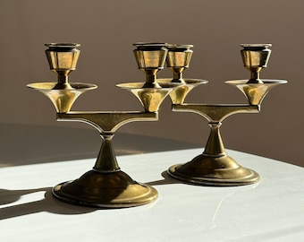 Juego de 2 candelabros dobles de latón, de Blake