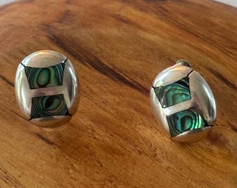 Pendientes de plata de ley 925 con abulón y cierre de rosca, Taxco, México, firmados por Miguel.