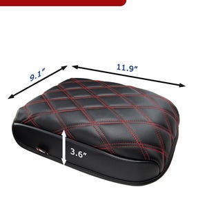 Peut inclure: Si&egrave;ge de moto noir avec surpiq&ucirc;res en losange rouges. Le si&egrave;ge mesure 30,2 cm de long, 23,1 cm de large et 9,1 cm de haut.