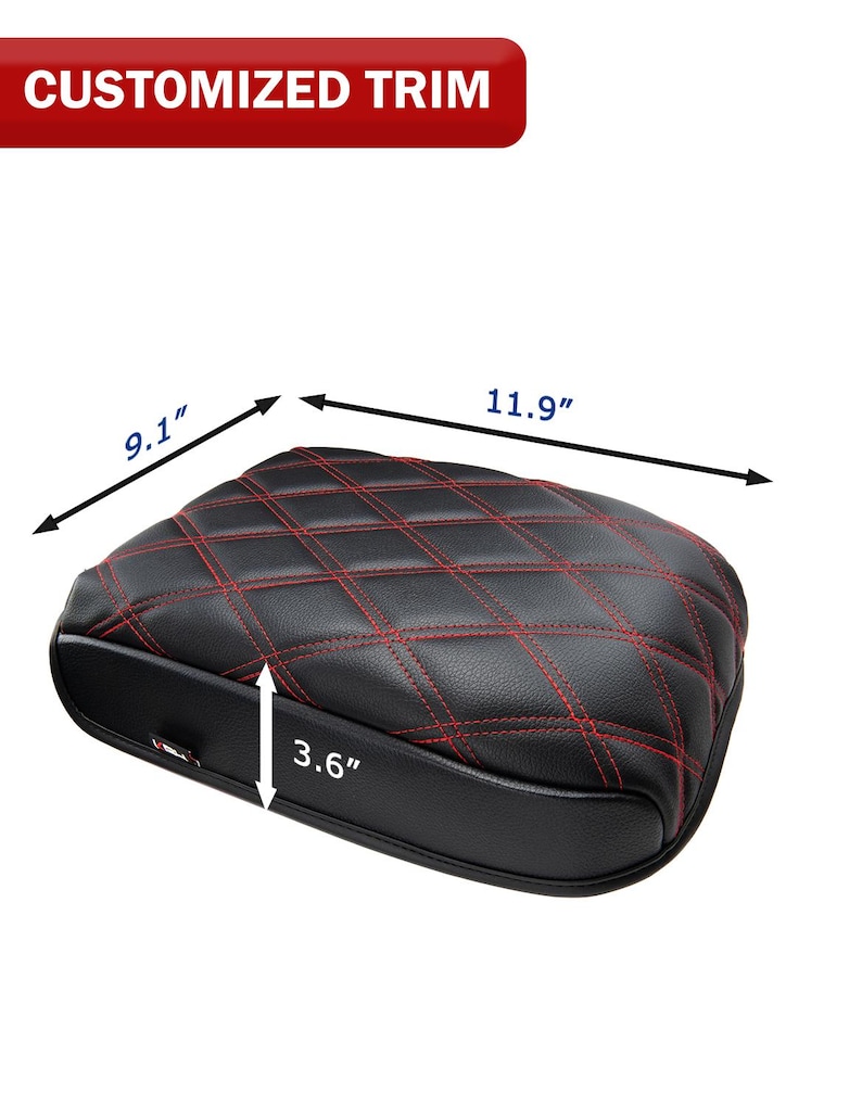 Peut inclure: Si&egrave;ge de moto noir avec surpiq&ucirc;res en losange rouges. Le si&egrave;ge mesure 30,2 cm de long, 23,1 cm de large et 9,1 cm de haut.