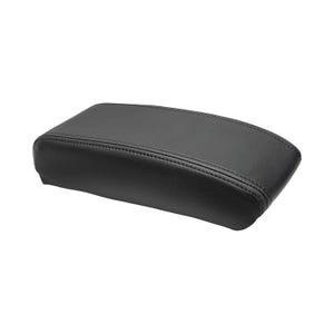 Peut inclure: Un couvercle d'accoudoir de console centrale automobile noir avec une surface en similicuir texturé et des coutures doubles le long des bords supérieurs. Le coussin rectangulaire a des coins arrondis et une forme profilée.