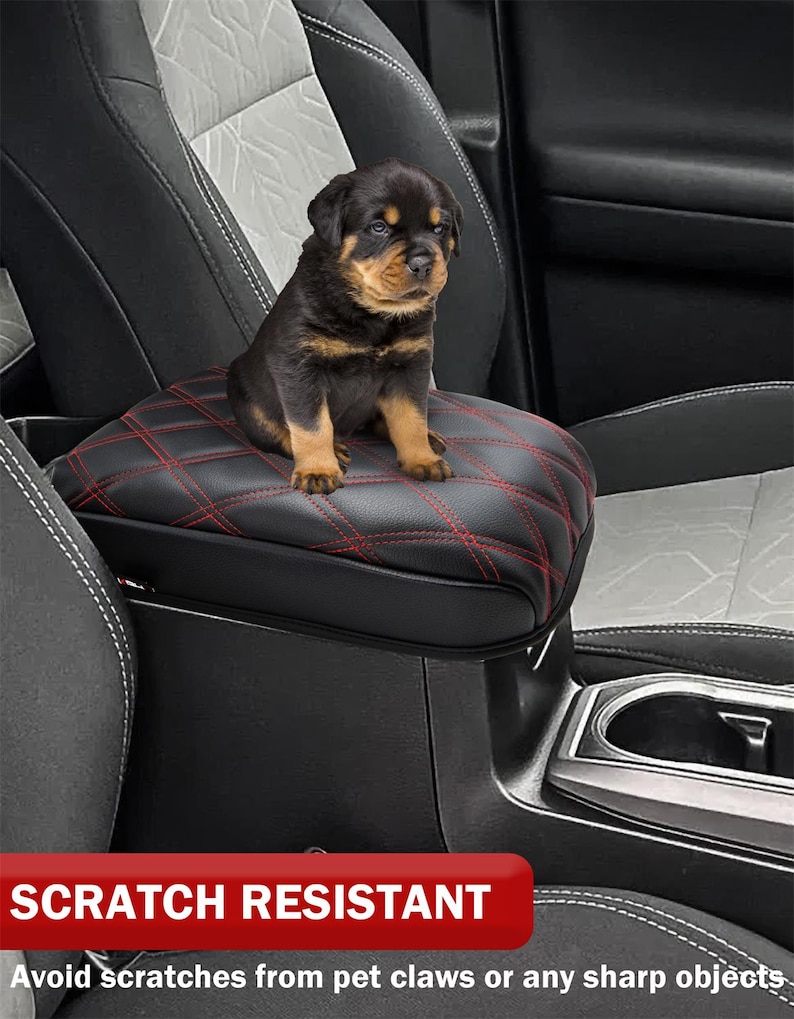 Peut inclure: Housse de repose-bras de si&egrave;ge de voiture noire et rouge avec un motif en losange. La housse est con&ccedil;ue pour prot&eacute;ger le repose-bras des rayures caus&eacute;es par les animaux domestiques ou les objets pointus. "R&eacute;sistant aux rayures" est &eacute;crit en rouge sur fond blanc.