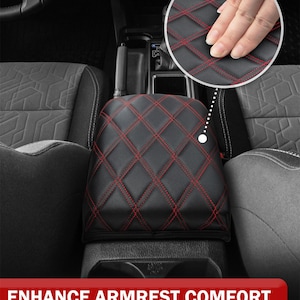 Peut inclure: Housse de repose-bras de voiture en cuir noir avec surpiq&ucirc;res en losange rouge. La housse est con&ccedil;ue pour am&eacute;liorer le confort et offrir un soutien aux coudes.
