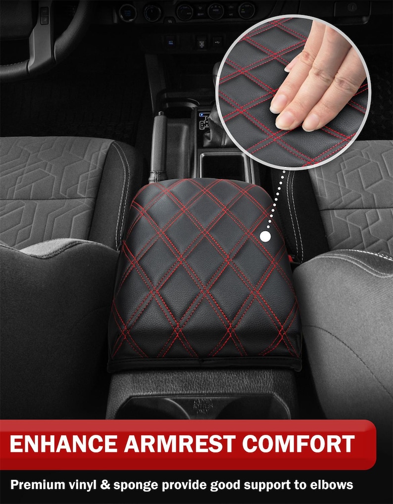 Peut inclure: Housse de repose-bras de voiture en cuir noir avec surpiq&ucirc;res en losange rouge. La housse est con&ccedil;ue pour am&eacute;liorer le confort et offrir un soutien aux coudes.