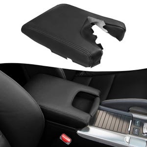 Puede incluir: Cubierta de reposabrazos de la consola central de cuero negro para un autom&oacute;vil. La cubierta tiene un compartimento de almacenamiento integrado con una tapa.