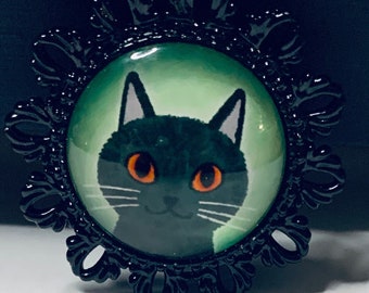 Leuke houtskool grijze kat met mooie groene achtergrond speld, kat broche, kitty pin, kat liefhebbers sieraden, kleurrijke kat pin