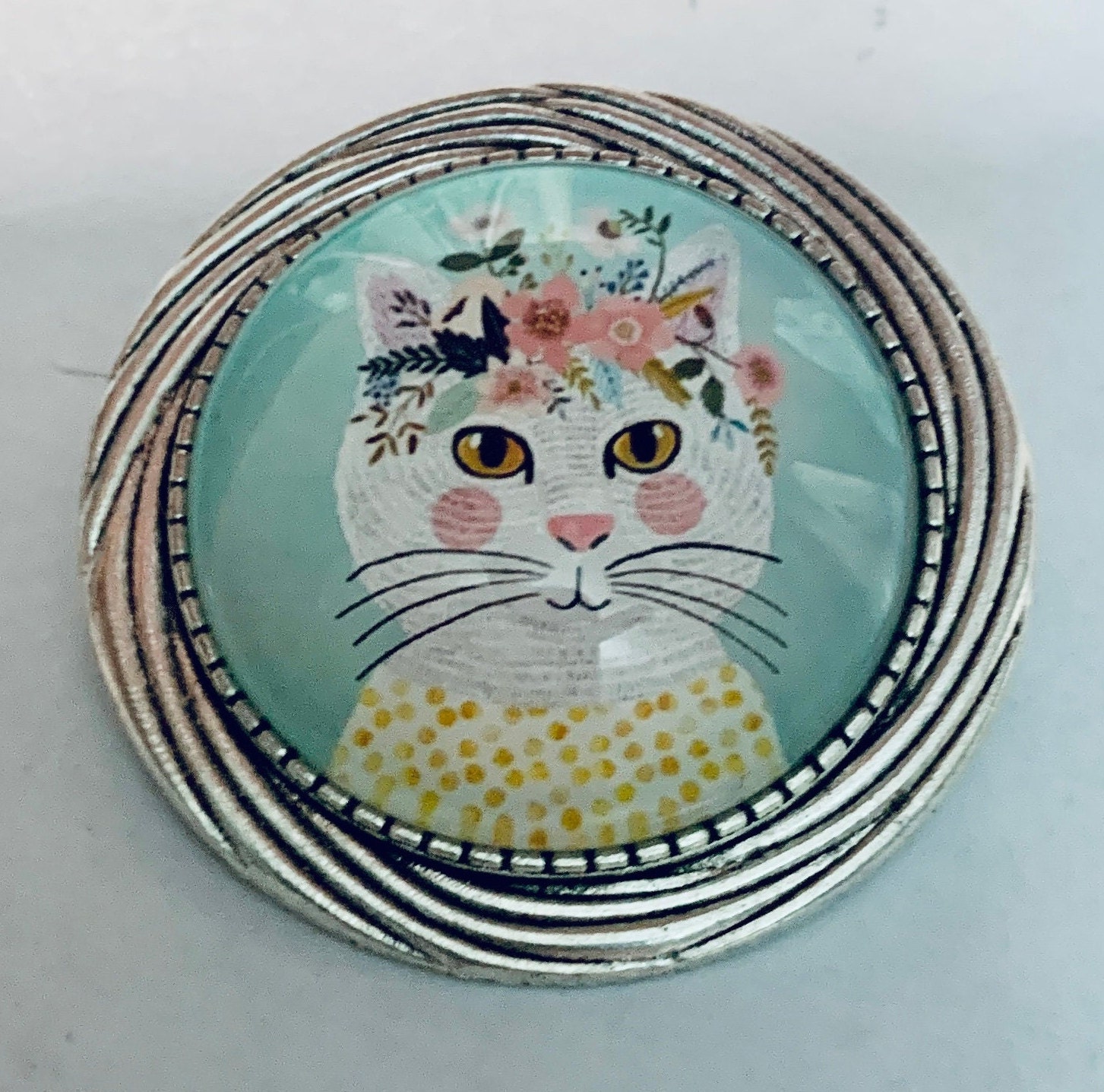 花柄猫ブローチ：ボヘミアンシルバーピン（30mm） - Etsy 日本