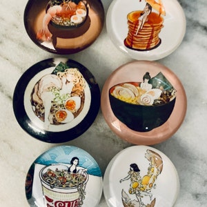 Aimants "girl in food", aimants tasse de nouilles, aimants femme dans la nourriture, aimants crevettes sautés, aimants 25 mm, aimants crêpes, aimant oeuf
