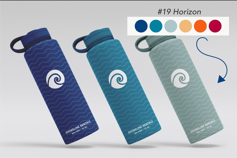 Op de afbeelding: Drie 946 ml waterflessen met een golfpatroon en de tekst "Shoreline Rentals" op de bodem. De flessen zijn in blauw, turquoise en lichtblauw.