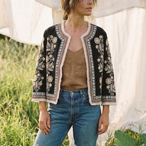 Chaqueta acolchada de algodón con bordado bohemio: estilo bohemio artesanal