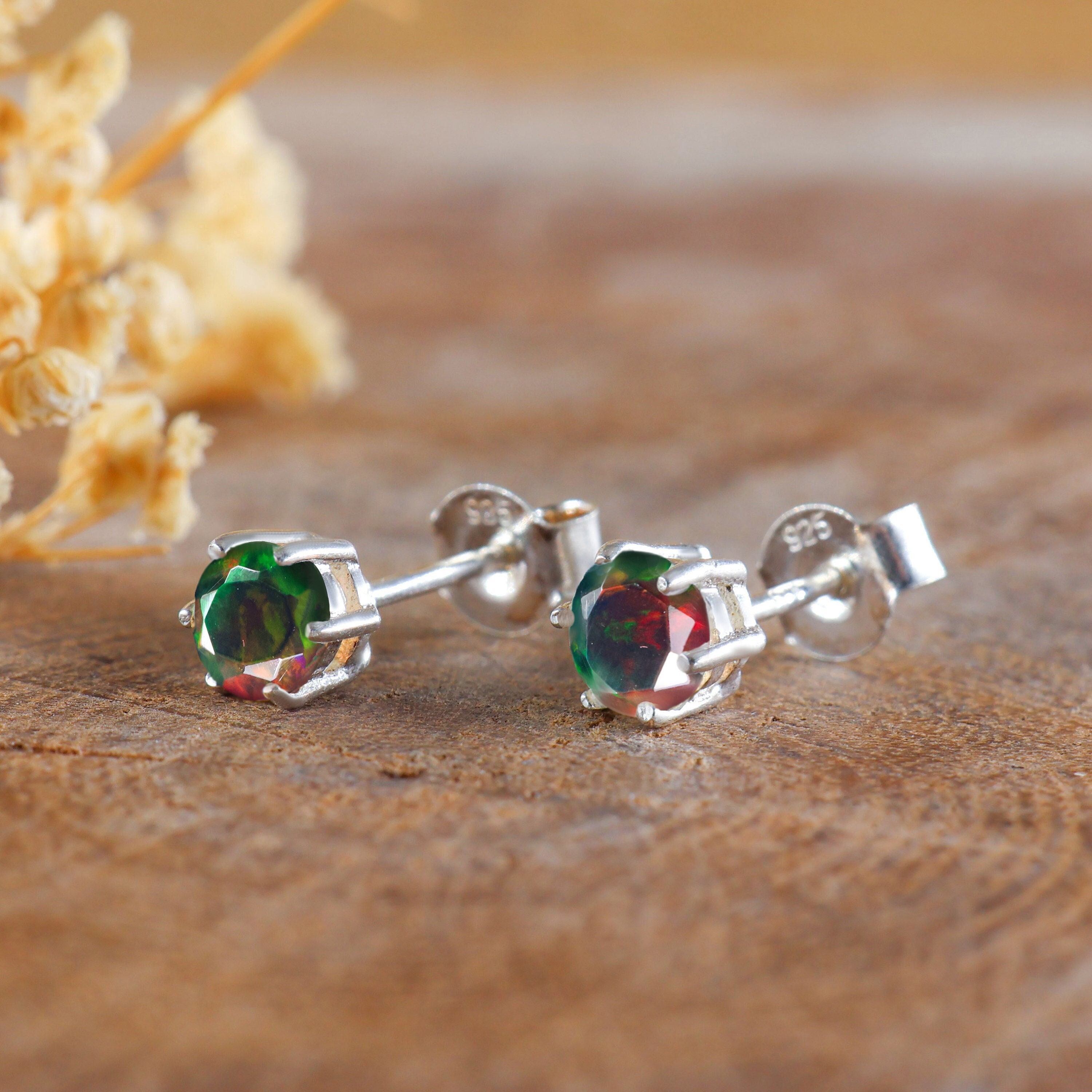 Natürlicher schwarzer Opal Ohrstecker, Ohrringe für Frauen, handgemachte Ohrringe, handgemachter Schmuck, Regenbogen Feueropal, Multi Feueropal Ohrringe
