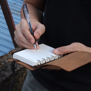 Diário de couro A7, diário de viagem de couro, caderno de couro com 6 argolas, caderno reutilizável, diário de sonhos, diário de viagem, caderno de desenho, presente