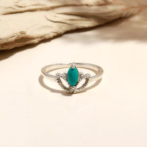 Anillo de plata de ley con turquesa artificial y gema talla marquesa.