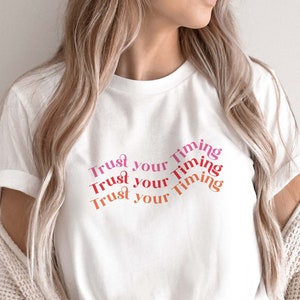 Confie na sua cotação de tempo svg, arquivo PNG, Retro Svg, arquivo Svg estilo vintage Cricut, letras onduladas svg para camisa, camiseta com frase positiva