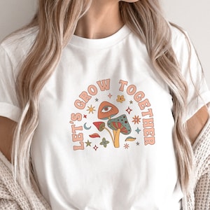 Vamos crescer juntos svg png, cogumelo svg, Trippy, camiseta feminina positiva hippie svg, retro sublimações png caneca colorida moderna com design Png